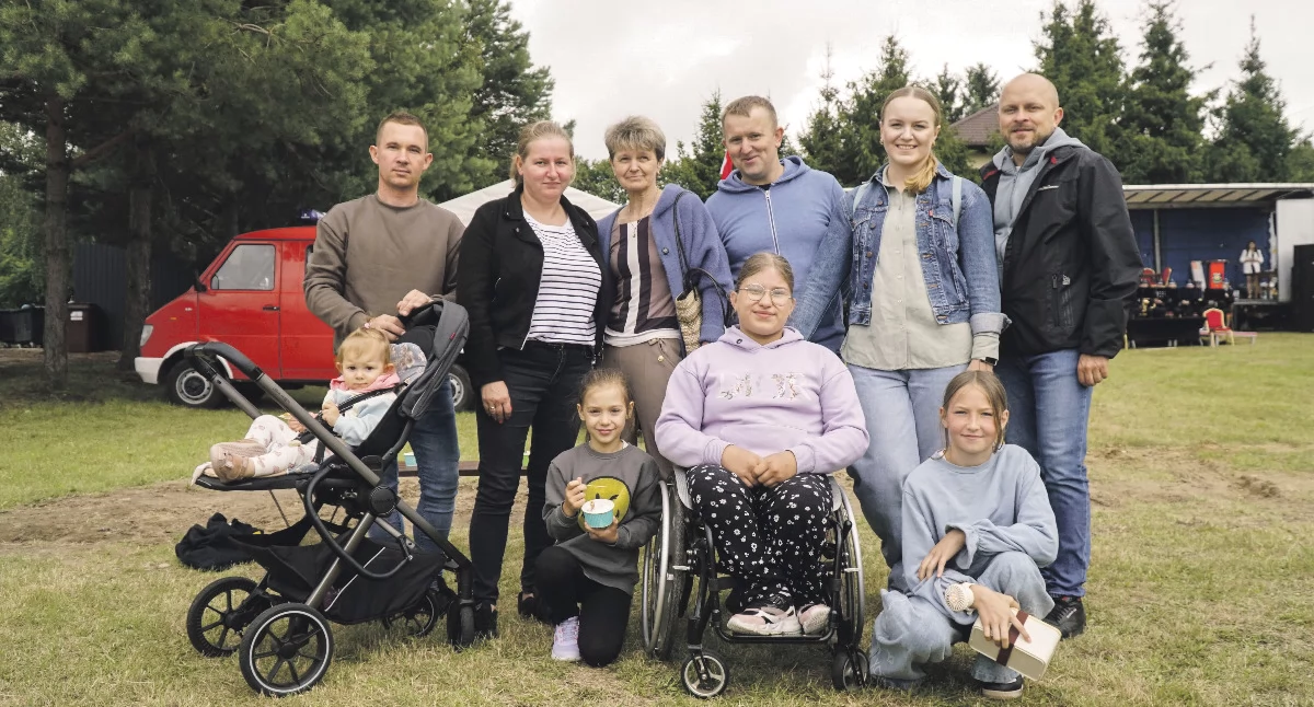 Zdjęcie: Rodzinny festyn w Nowodworze połączył zbiórkę na leczenie i rehabilitację Igi Kłak z uroczystym nadaniem proporca Młodzieżowej Drużynie Pożarniczej OSP Nowodwór