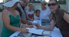 Lusia Ogińska wpisywała autografy do książek