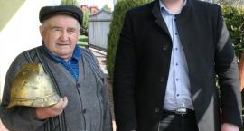 Przekazał straży 120-letni hełm bojowy