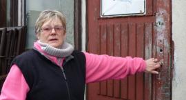 Z drzwi toalety zniknęła klamka