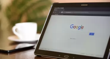 Jak promować firmę w internecie? Prosty poradnik: co wybrać, dla kogo i jak zacząć