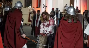 Misterium Męki Pańskiej w Rykach. Tłumy wiernych wzięło udział w wielkim widowisku (ZDJĘCIA)