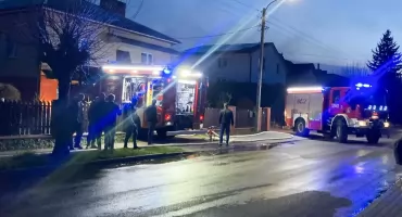 Strażacy walczą z pożarem budynku w Rykach