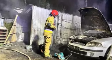 Pożar garażu i auta w Nowym Zadybiu. Sześć zastępów straży w akcji