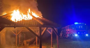 Mikeszówka w ogniu. Nocna akcja strażaków na stadionie w Stężycy