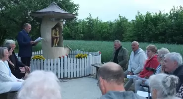 Przy nowej kapliczce zabrzmiały pieśni maryjne. Sąsiedzi spotkali się na majowym