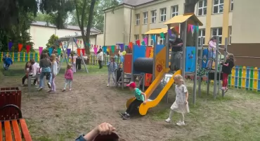 Nowy plac zabaw w Moszczance otwarty w Dniu Dziecka