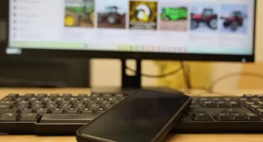 Blisko 40 tysięcy euro za ciągnik, który nigdy nie przyjechał. Policja ostrzega przed oszustami