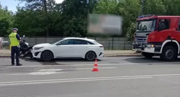 Zderzenie na skrzyżowaniu trzech ulic w Dęblinie. Ranna motocyklistka i dwa rozbite pojazdy