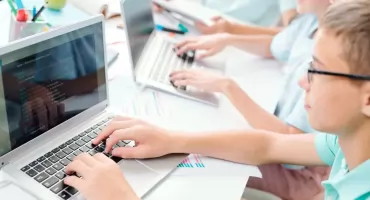 Szkoły w Kłoczewie i Goździe dostaną pracownie sztucznej inteligencji. Gmina podpisała umowę z ministrem