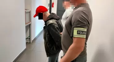 Uciekał za granicę przez lata. Kryminalni z Ryk schwytali go na lotnisku w Radomiu