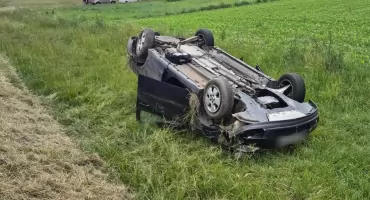 Wypadek na DK48 koło Sobieszyna. Opel dachował, pasażerka w szpitalu