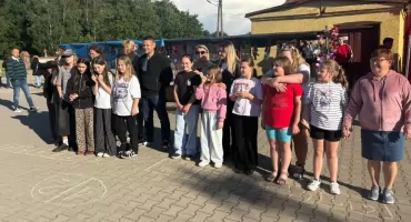 Dzień Dziecka w Brzezinach. Dmuchańce, radiowóz i animacje mimo deszczu