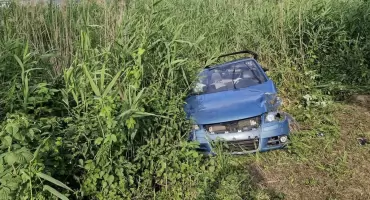 Wypadek w Rykach: kierowca zasłabł, auto dachowało i zatrzymało się przy stawie