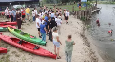 Uczestnicy WTZ przywitali lato nad rzeką – wianki, ognisko i niespodziewany koncert w Strzyżowicach