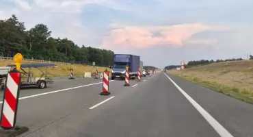 Wypadki na objeździe S17, a wieczorem nowa organizacja ruchu. Ciąg dalszy chaosu pod Żyrzynem