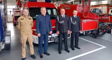 Ochotnicy z Brzezin i Ułęża z nowymi samochodami. Uroczyste przekazanie kluczyków w Rykach