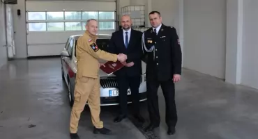 Ochotnicy z Bobrownik z nowym autem operacyjnym. Straż przekazała kluczyki