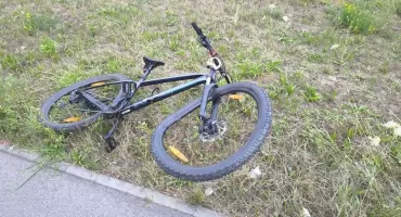 Wypadek na skrzyżowaniu Skarżyńskiego i Towarowej w Dęblinie. 25-letni rowerzysta trafił do szpitala