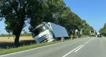 Ciężarówka w rowie na DK48. Kierowca zasnął za kierownicą